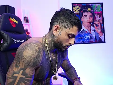 Snapshot of logan_hugh8 chatting on 11.25.25 logan hugh8 online show from 11.25.25