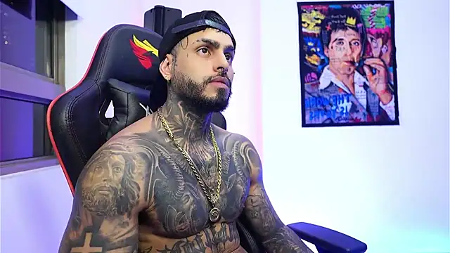 Snapshot of logan_hugh8 chatting on 12.14.25 logan hugh8 online show from 12.14.25