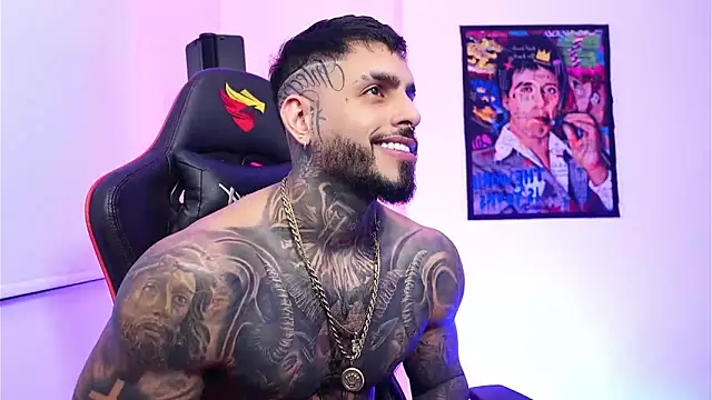 Snapshot of logan_hugh8 chatting on 12.21.25 logan hugh8 online show from 12.21.25