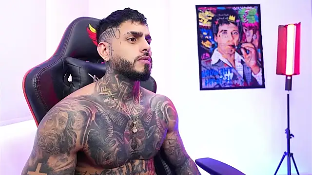 Snapshot of logan_hugh8 chatting on 12.22.25 logan hugh8 online show from 12.22.25