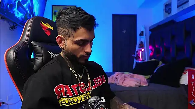 Snapshot of logan_hugh8 chatting on 01.15.26 logan hugh8 online show from 01.15.26