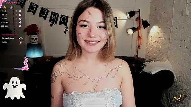 Snapshot of Dark_Moni chatting on 10.31.25 Dark Moni online show from 10.31.25