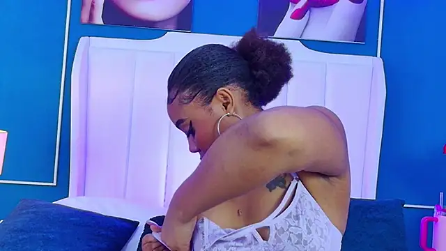 Snapshot of AngelaRoberts chatting on 10.22.25 AngelaRoberts online show from 10.22.25