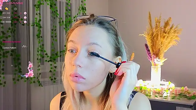 NyxaThorn online show from 12.14.25