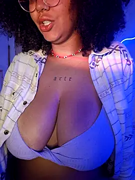 Snapshot of afrodeusa chatting on 11.13.25 afrodeusa online show from 11.13.25