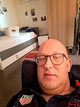 Snapshot of geilerd122 chatting on 10.18.25 geilerd122 online show from 10.18.25