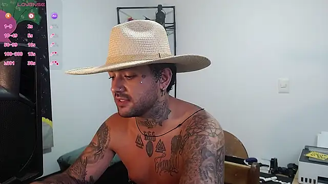 Snapshot of nicolastorres99 chatting on 12.19.25 nicolastorres99 online show from 12.19.25