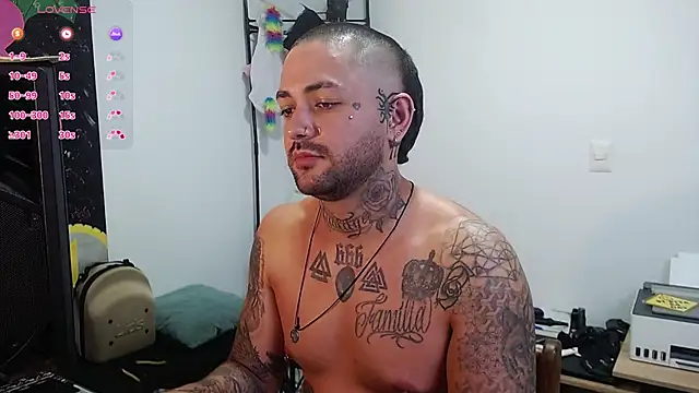 Snapshot of nicolastorres99 chatting on 12.21.25 nicolastorres99 online show from 12.21.25