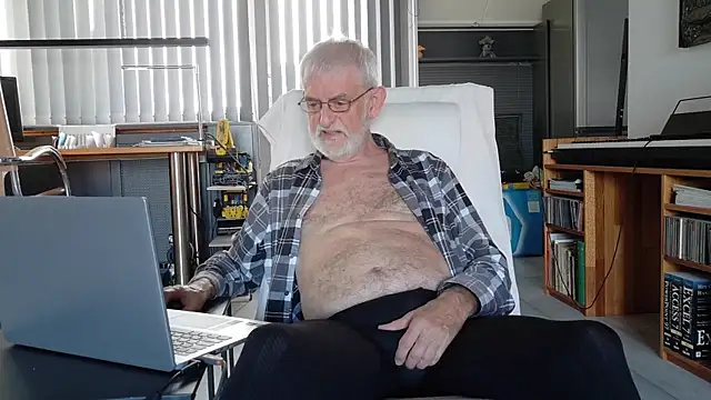 Snapshot of ewaldwillems99 chatting on 10.30.25 ewaldwillems99 online show from 10.30.25