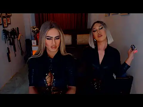 Snapshot of MystiqueQueen chatting on 10.19.25 MystiqueQueen online show from 10.19.25