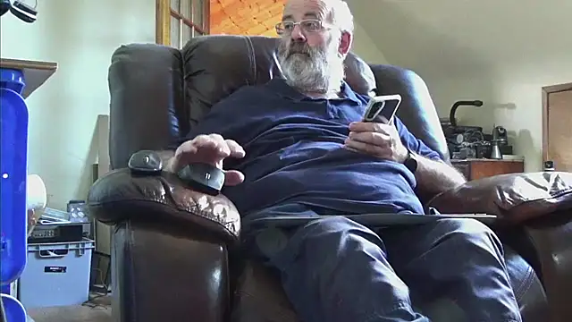 Snapshot of janzer13 chatting on 09.22.25 janzer13 online show from 09.22.25