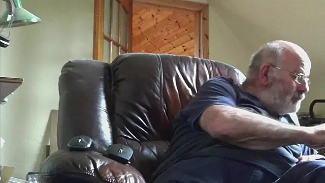 Snapshot of janzer13 chatting on 10.17.25 janzer13 online show from 10.17.25