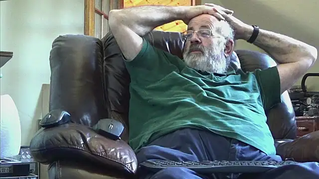 Snapshot of janzer13 chatting on 10.19.25 janzer13 online show from 10.19.25