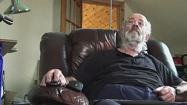 Snapshot of janzer13 chatting on 11.26.25 janzer13 online show from 11.26.25