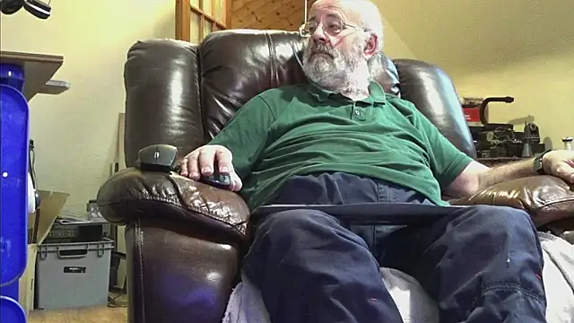 Snapshot of janzer13 chatting on 12.14.25 janzer13 online show from 12.14.25