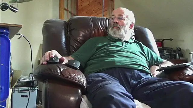 Snapshot of janzer13 chatting on 12.21.25 janzer13 online show from 12.21.25