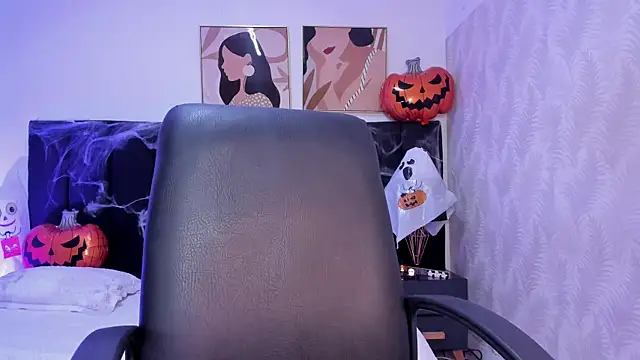 kaylaadams7 online show from 10.31.25