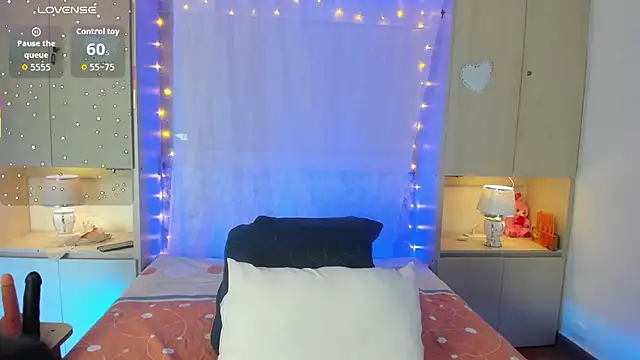 Snapshot of LilyWhitney chatting on 11.08.25 LilyWhitney online show from 11.08.25