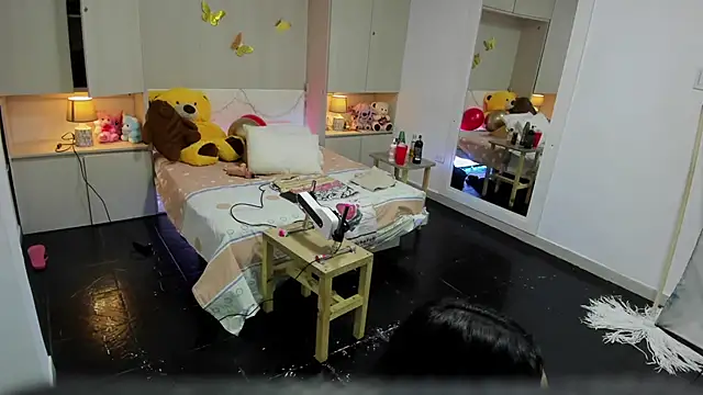 LilyWhitney online show from 03.25.26