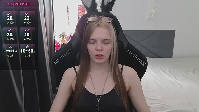 Luna Navy online show from 09.29.25