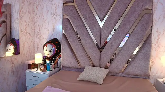 Snapshot of redd_pandaa chatting on 10.22.25 redd pandaa online show from 10.22.25