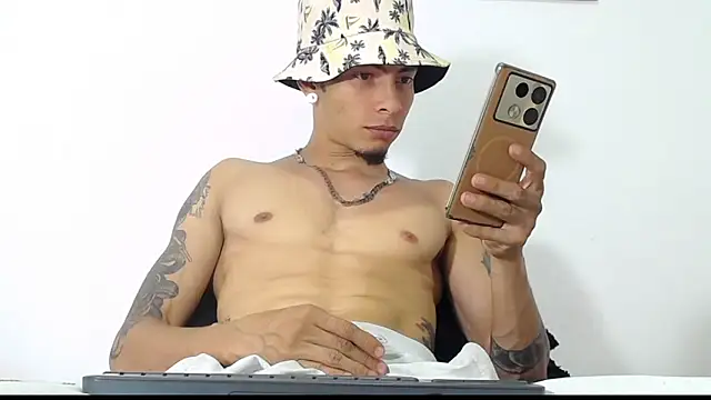 Snapshot of Daniel_laverde chatting on 10.28.25 Daniel laverde online show from 10.28.25