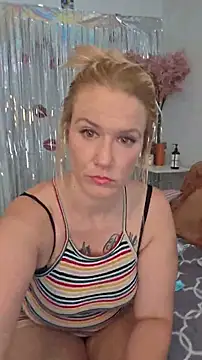 Snapshot of RhondaRump chatting on 07.18.26 RhondaRump online show from 07.18.26