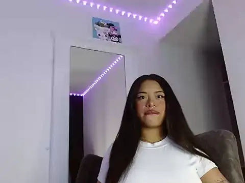 Snapshot of reina_reina chatting on 09.25.25 reina reina online show from 09.25.25