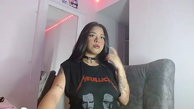 Snapshot of reina_reina chatting on 10.17.25 reina reina online show from 10.17.25