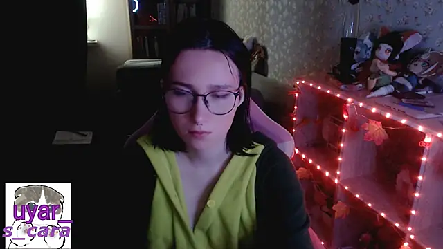 Snapshot of s_cara chatting on 10.04.25 s cara online show from 10.04.25