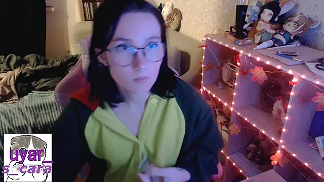 Snapshot of s_cara chatting on 10.05.25 s cara online show from 10.05.25