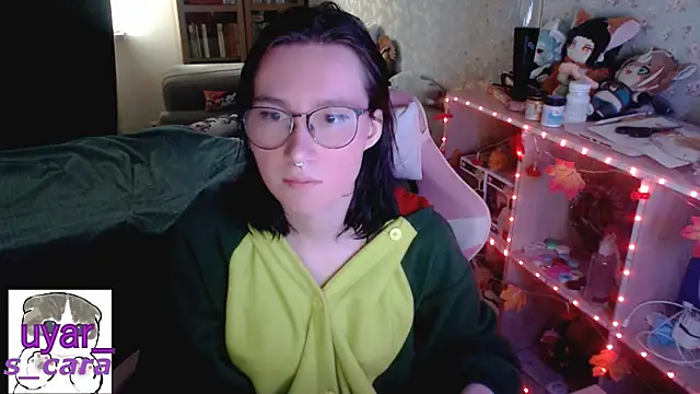 Snapshot of s_cara chatting on 10.11.25 s cara online show from 10.11.25