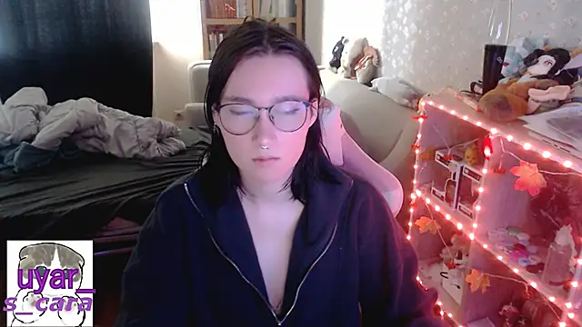 Snapshot of s_cara chatting on 10.19.25 s cara online show from 10.19.25