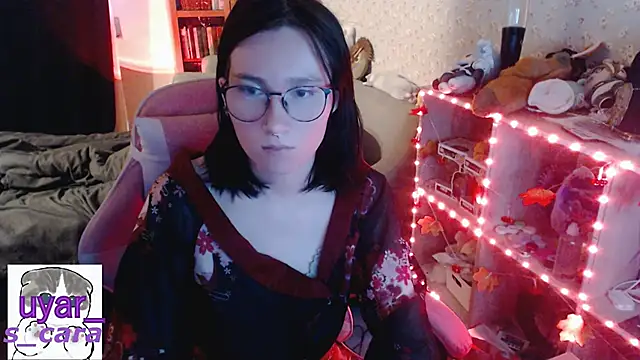 Snapshot of s_cara chatting on 11.01.25 s cara online show from 11.01.25