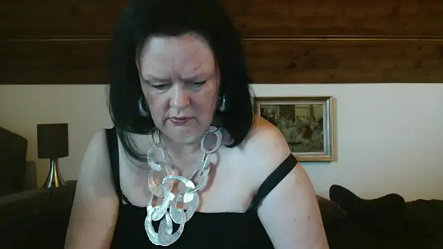 Snapshot of TiffanyMature chatting on 10.12.25 TiffanyMature online show from 10.12.25