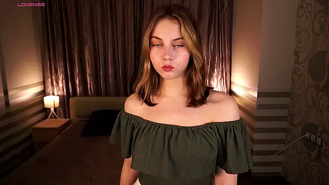 Snapshot of NylaNadler chatting on 10.20.25 NylaNadler online show from 10.20.25