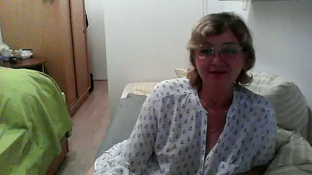 Snapshot of IrynaMolbertx chatting on 09.19.25 IrynaMolbertx online show from 09.19.25