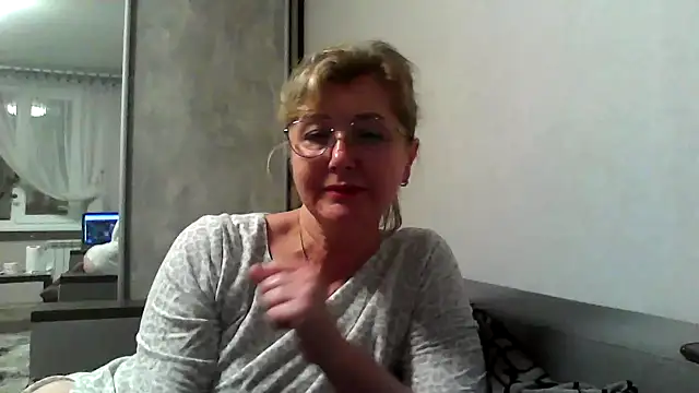 Snapshot of IrynaMolbertx chatting on 10.04.25 IrynaMolbertx online show from 10.04.25