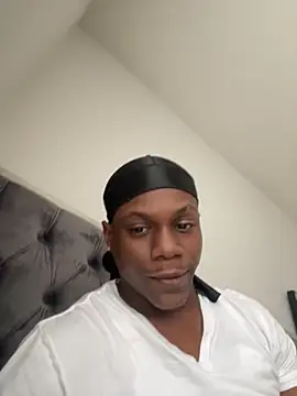 Snapshot of labishyoung25 chatting on 11.21.25 labishyoung25 online show from 11.21.25