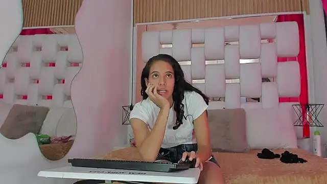 Snapshot of MiaCours chatting on 10.05.25 MiaCours online show from 10.05.25