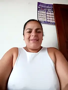 Snapshot of Mia-Glow chatting on 04.05.26 Mia-Glow online show from 04.05.26