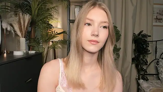 Snapshot of ChinBonnell chatting on 10.08.25 ChinBonnell online show from 10.08.25