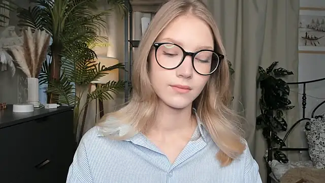 Snapshot of ChinBonnell chatting on 10.18.25 ChinBonnell online show from 10.18.25