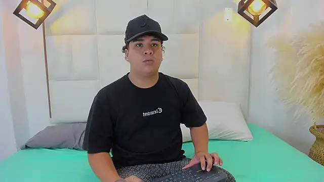 Snapshot of Naim_Bennetsex chatting on 09.22.25 Naim Bennetsex online show from 09.22.25