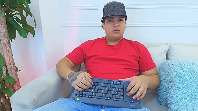 Snapshot of Naim_Bennetsex chatting on 11.22.25 Naim Bennetsex online show from 11.22.25