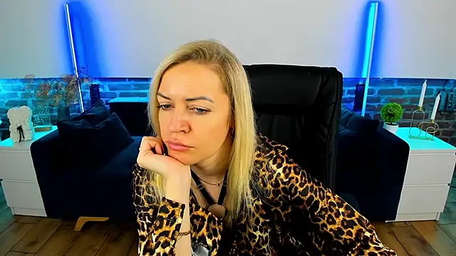 Snapshot of Anna_Snows chatting on 09.23.25 Anna Snows online show from 09.23.25