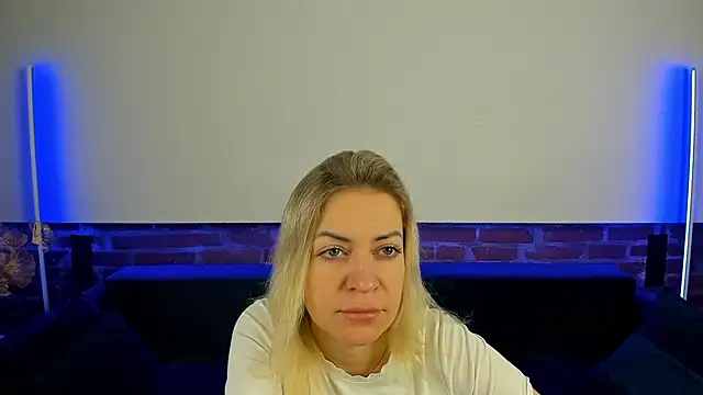 Snapshot of Anna_Snows chatting on 10.21.25 Anna Snows online show from 10.21.25