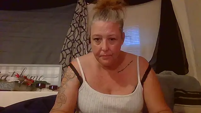 Snapshot of HotRedYeag chatting on 11.10.25 HotRedYeag online show from 11.10.25