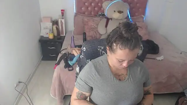 Snapshot of patty_squirt_ chatting on 04.08.26 patty squirt online show from 04.08.26