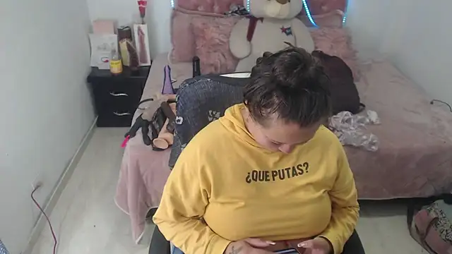 Snapshot of patty_squirt_ chatting on 04.13.26 patty squirt online show from 04.13.26